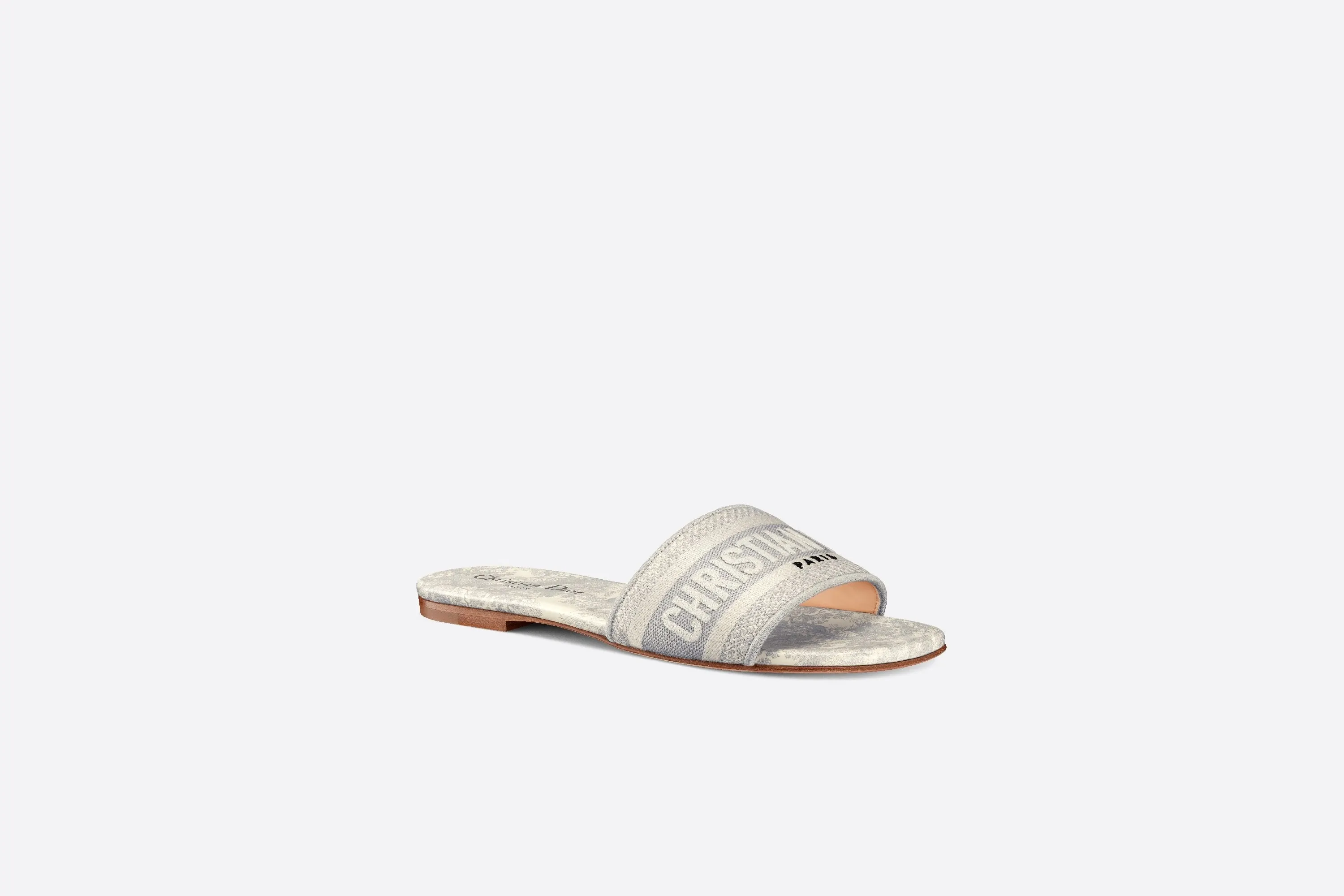 👟👟Ex-factory price 300👟👟 Dior women’s DWAY embroidered half-flops! Flat-soled slippers with letters for street wear. This year, Dor went crazy and changed designers. The whole style changed. Those who liked them quickly grabbed a pair as soon as possible! This knitted embroidered slipper is not just ordinary, comfortable and beautiful. It is a new series of three-dimensional letter embroidered slippers with a very stylish style. It is made with Dior Logo woven canvas embroidery technology! Fashionable touch! Flat slippers are classic, high-quality and glamorous masterpieces. The most popular spring and summer series in the counter are both temperamental, fashionable, classic and attractive. The design style is particularly beautiful on the feet∽ Whether it is a beach vacation or daily wear, it is absolutely full of freshness! ❤️Density embroidery, exquisite ogo texture and delicate lambskin midsole are super comfortable! This must-have item for summer, whether it is a beach vacation or daily wear, it is definitely full of freshness! Made in China with rubber sole and colorful hard box packaging, the high-end and luxurious feel is clear at a glance! Code number: 35——40 41 42 customized color, black, pink, gray